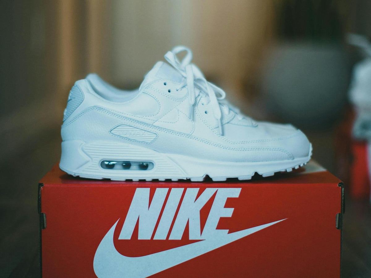 How to Upgrade Your Air Max Sneakers with Flat vs. Round Shoelaces