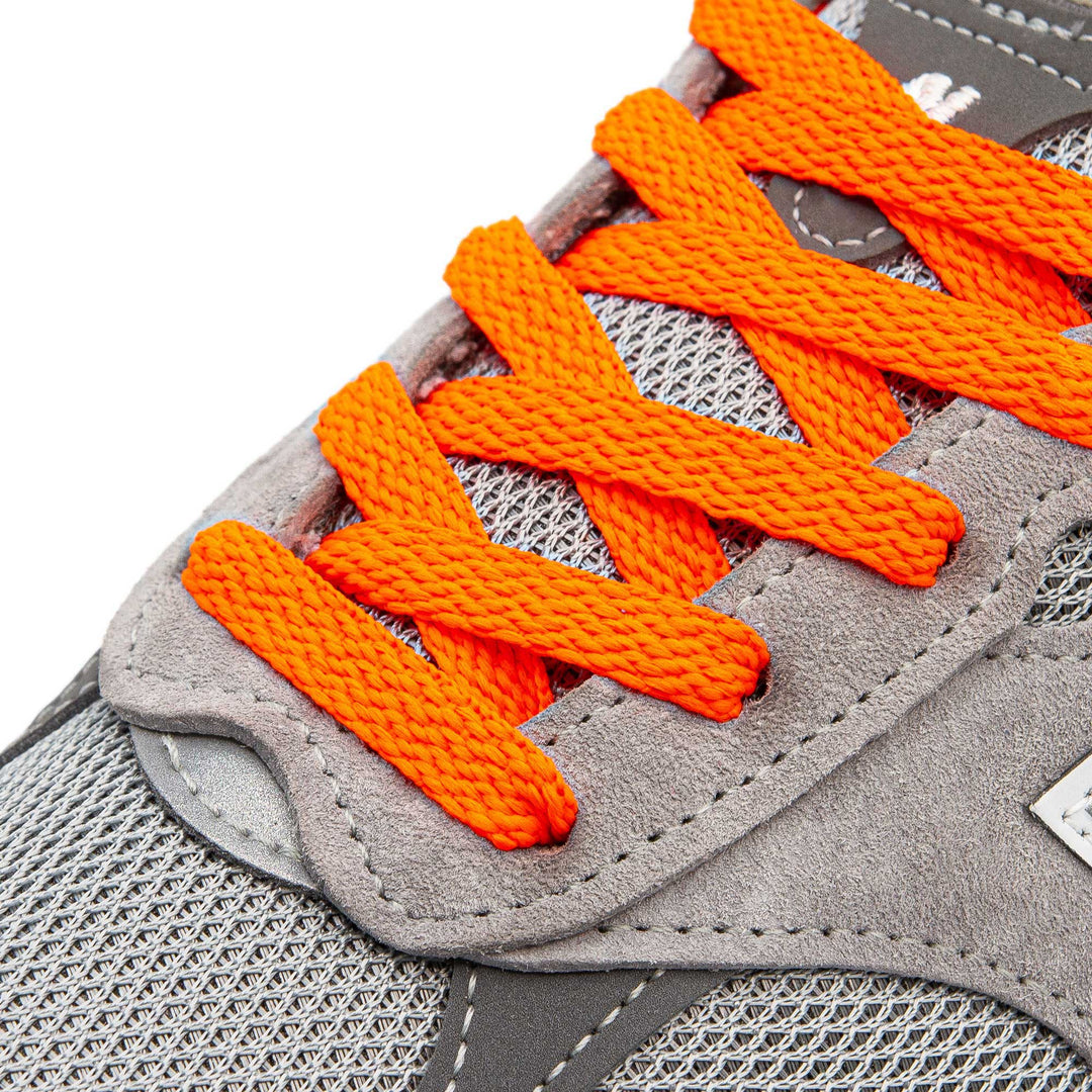 Cordones de zapatos naranja llameante